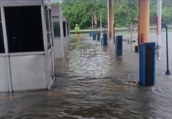 [VIDEO] Plaza Tol Kemuning dilanda banjir