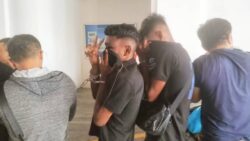 Lelaki gigit pipi, tumbuk dada polis buat isyarat ‘peace’
