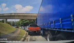 [VIDEO] Salah treler atau kereta parkir tepi jalan?