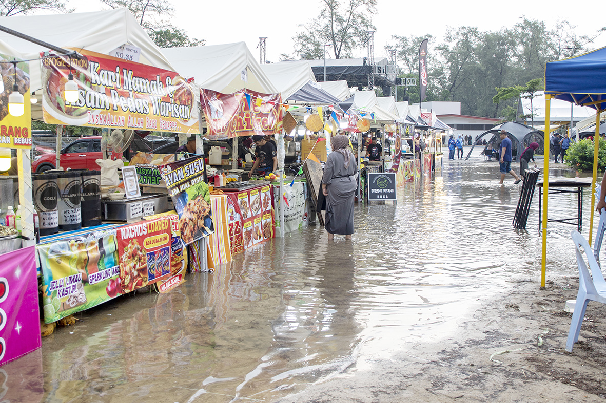Dataran Pantai Hiburan Rompin jadi ‘kolam’