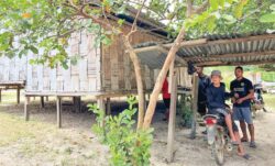 Naik motosikal sejam nak buat panggilan telefon