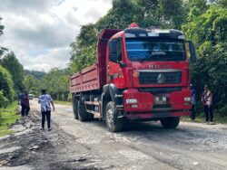 Lori batu, pasir punca jalan jadi ‘kawah bulan’