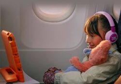 Fon kepala JBL Junior 320 tahan lasak, mesra kanak-kanak