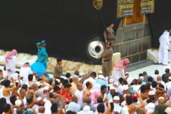 ‘Kau dapat cium Hajar Aswad tak?’