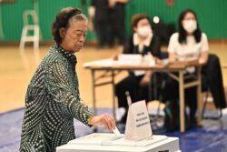 Rakyat Korea Selatan keluar mengundi