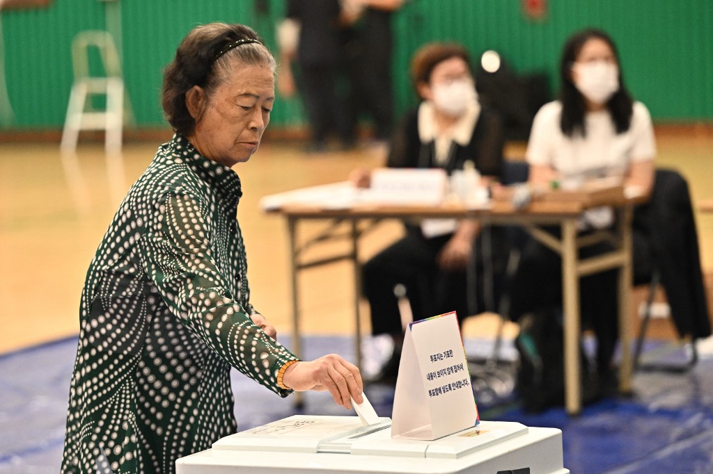 Rakyat Korea Selatan keluar mengundi