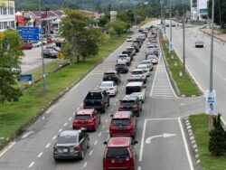 Pintu masuk Gua Musang sesak dengan kenderaaan perantau
