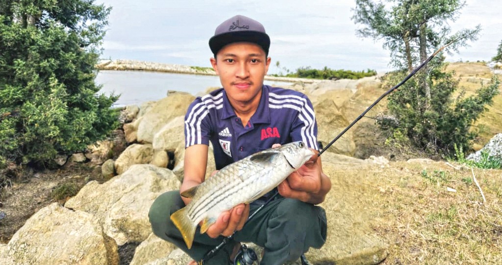 ‘Menamok’ di tebing berbatu