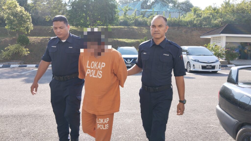Bapa pukul anak guna kerusi plastik direman empat hari
