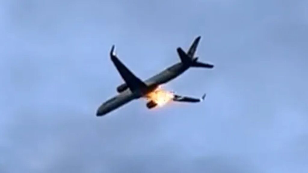 Boeing mendarat cemas, enjin terbakar di udara