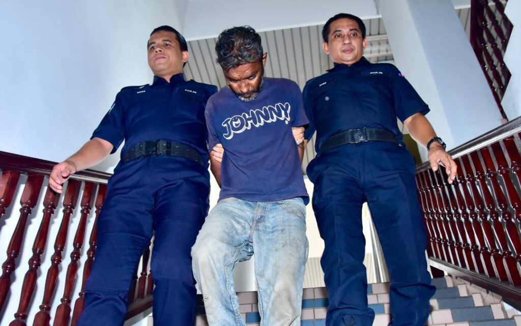 Juruelektrik didakwa tikam adik guna gunting