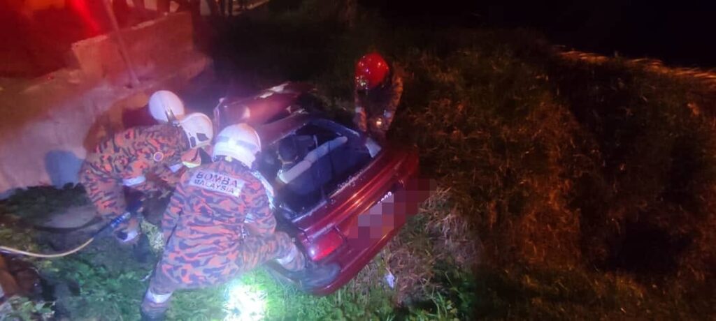 Tiga maut, tiga parah kereta terbabas dalam parit