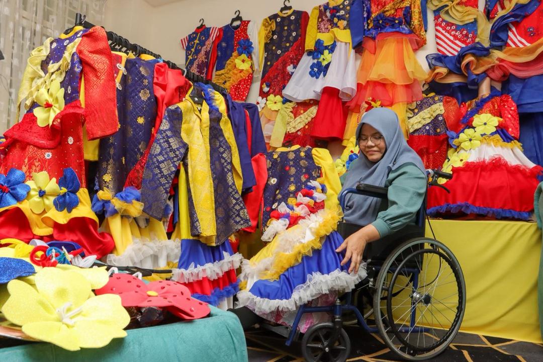 [VIDEO] Pesakit kanser gigih jahit 10,000 baju merdeka