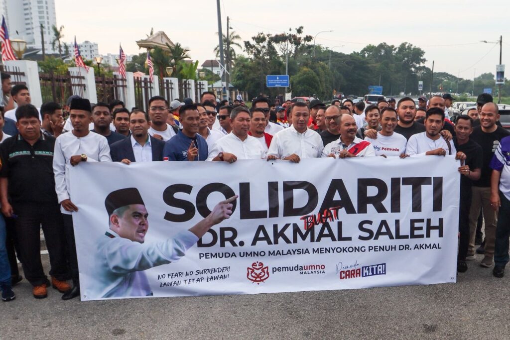 [VIDEO] Penyokong Dr. Akmal berhimpun depan mahkamah