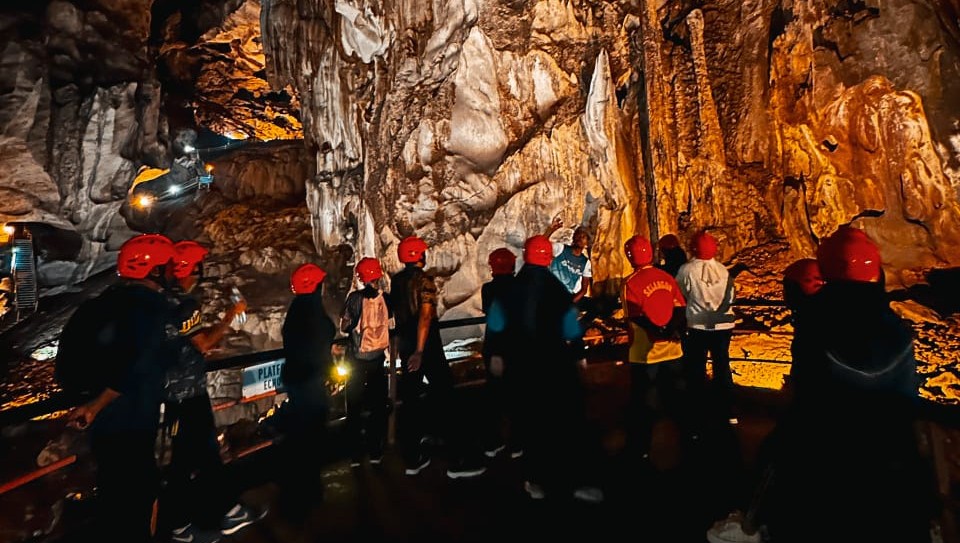 Adrenalin berakit, jelajah gua