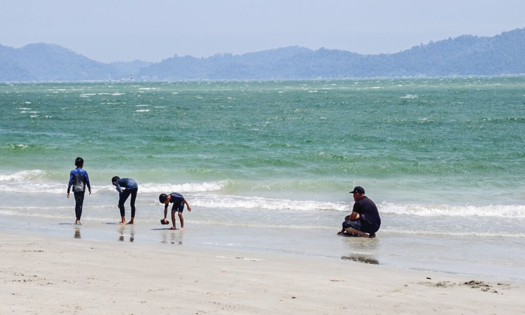 ‘Kami penduduk pun takut mandi di Teluk Senangin’