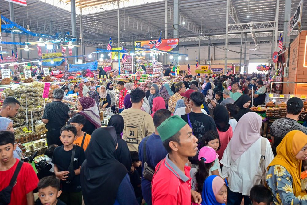 ‘Orang KL datang sini borong patung penyu, baju kaftan’