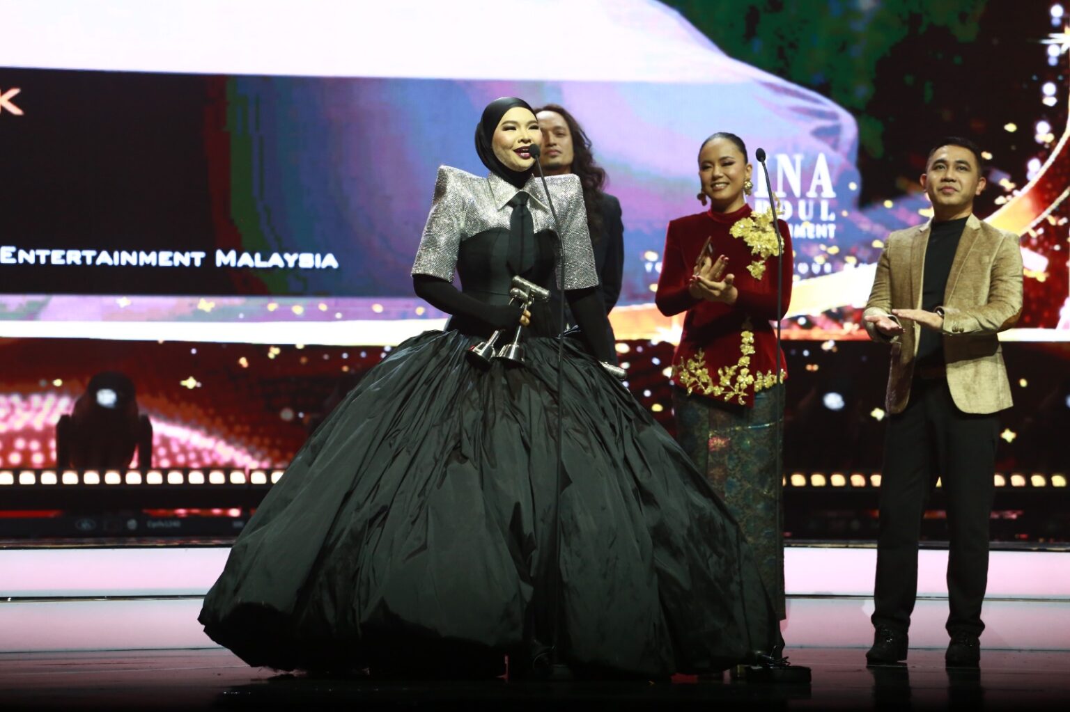 'Macam nak pitam' - Aina Abdul menangis menang Lagu Pop Terbaik - Kosmo