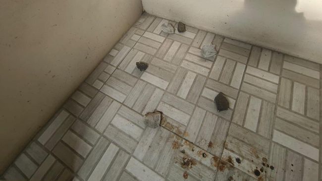 Lelaki lempar batu ke dalam masjid