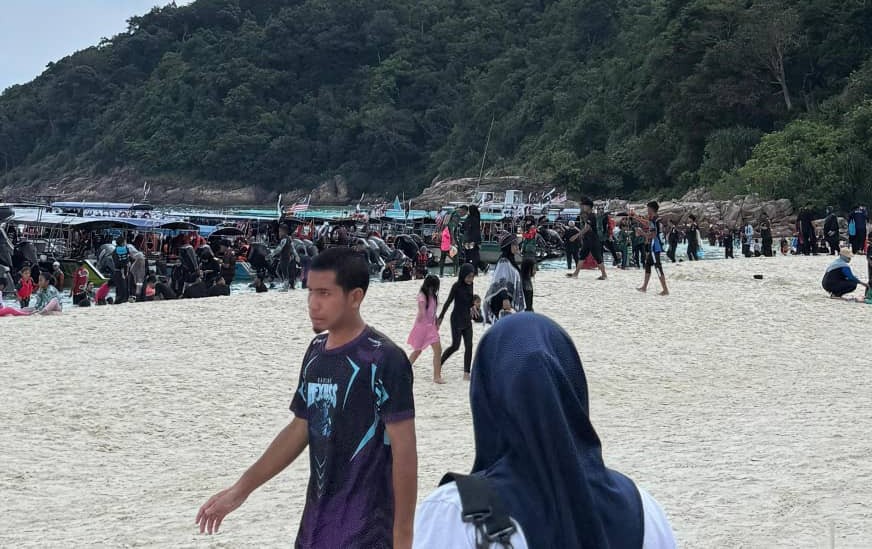 Laut bergelora, Pulau Redang sesak dengan pengunjung