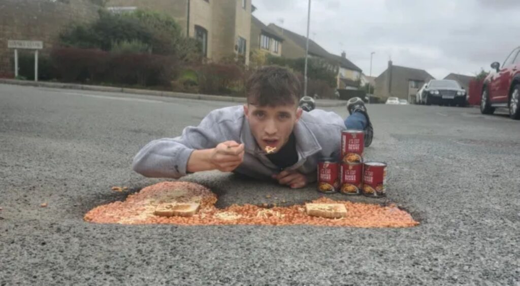 Lelaki jadikan jalan berlubang tempat makan