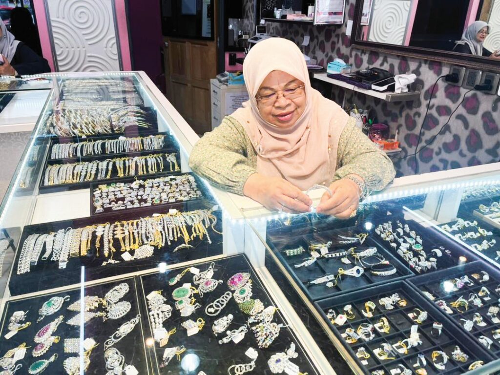 Emas RM625 segram, kedai tetap diserbu