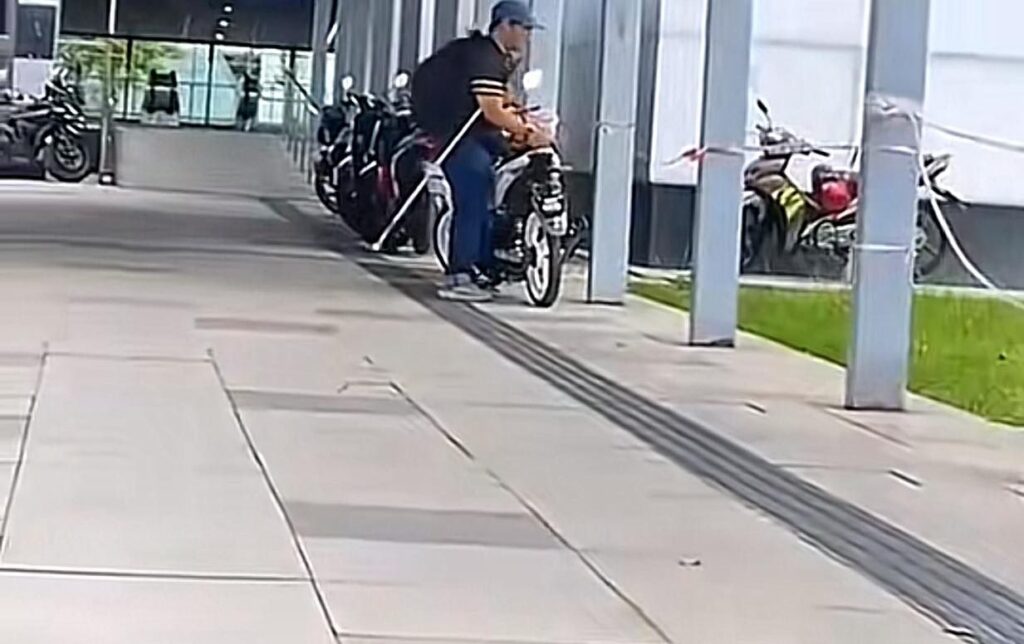 OKU penglihatan terpaksa alih motosikal atas laluan ‘tactile’