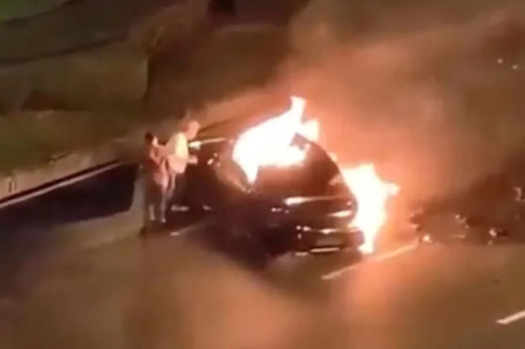 Lelaki terbakar hidup-hidup, pintu kereta elektrik gagal dibuka