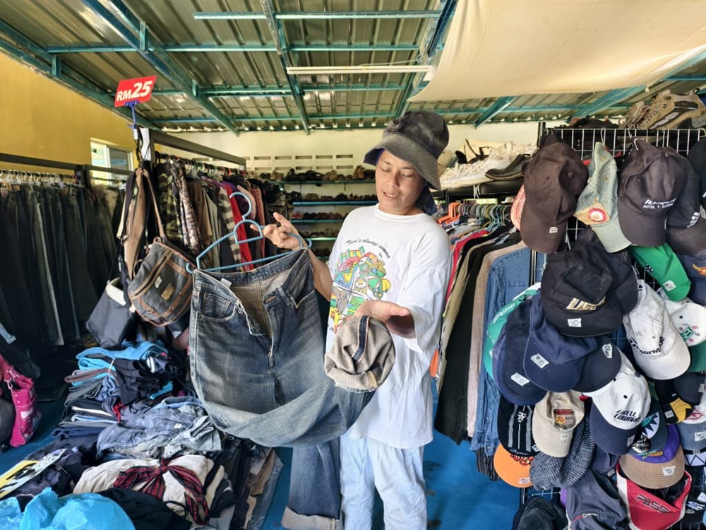 Serabut duduk kota, pasangan buka bundle dalam hutan