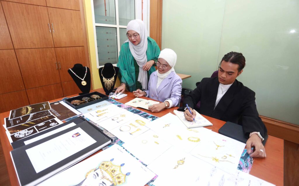 Program ijazah ‘rare’, UiTM ‘kilang’ pereka barang kemas negara