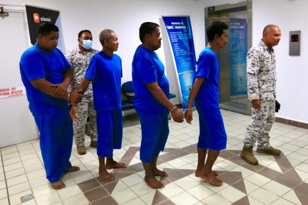 Empat lelaki Indonesia didakwa ceroboh pelantar minyak