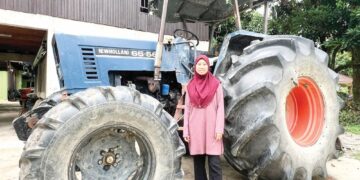 Gadis 20 tahun seronok bawa traktor