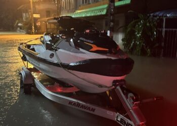 Mangsa banjir ugut anggota penyelamat guna senjata api