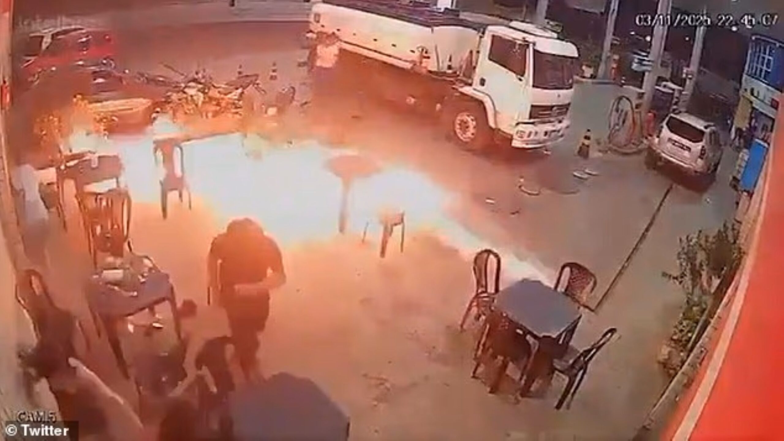 Selamba merokok di stesen minyak, kan dah meletup!