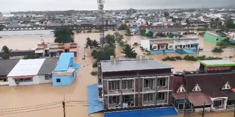 [VIDEO] Banjir Hatyai: Tiada bot penyelamat, penduduk jerit minta tolong bila nampak helikopter
