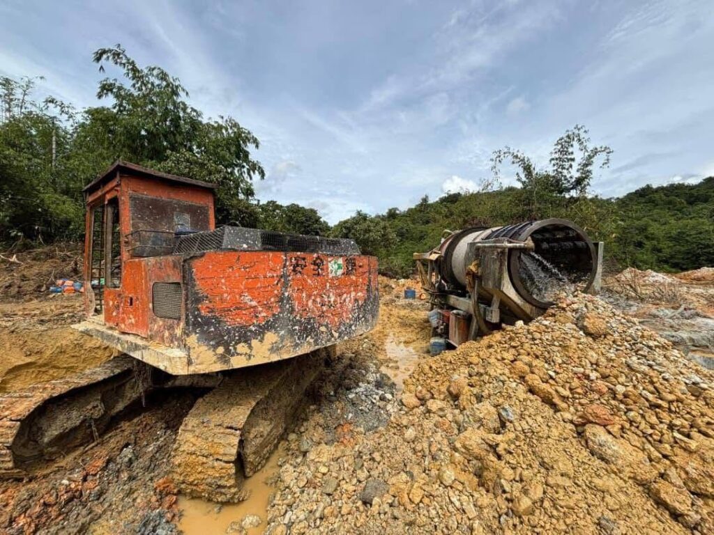 Lima lelaki dicekup, lombong emas haram diserbu