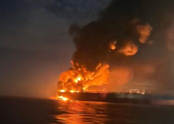 Dua kapal tangki meletup