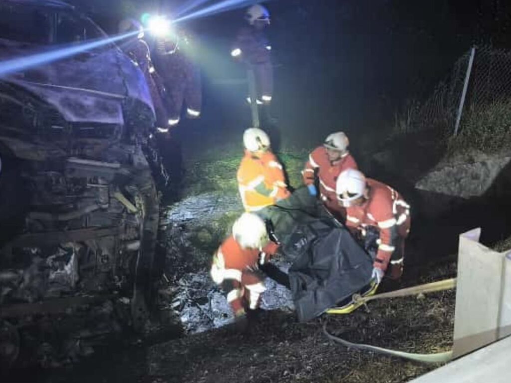 Pemandu rentung terperangkap dalam lori terbakar
