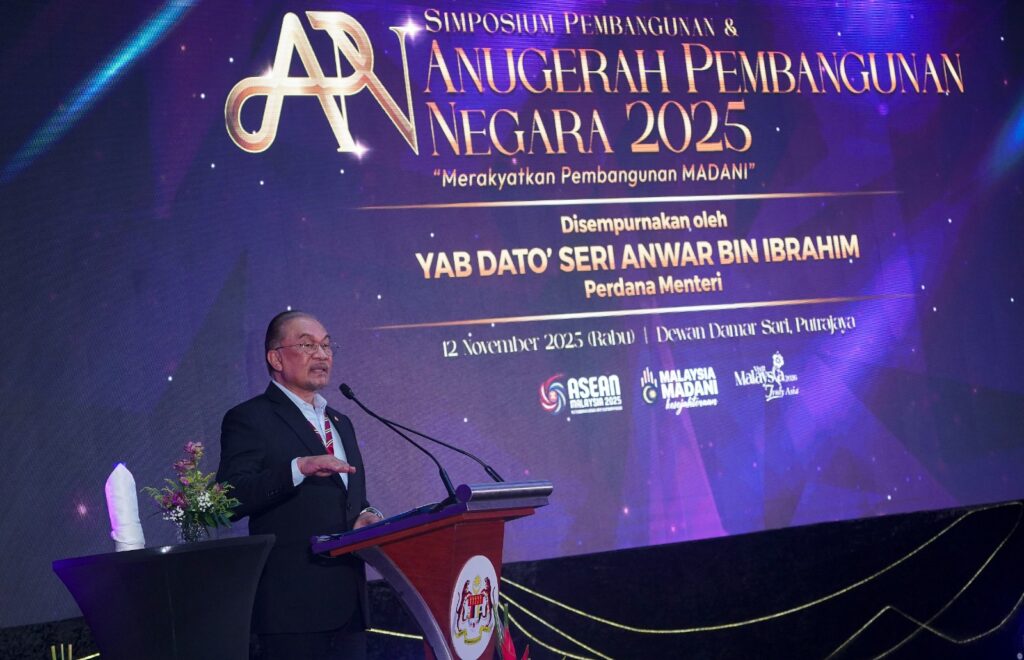 Anwar ingatkan penjawat awam jangan selesa dengan pencapaian sedia ada