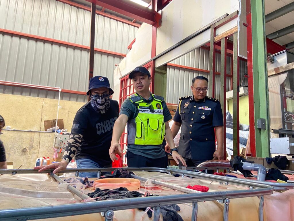 Guna jenama terkenal, sindiket campur minyak enjin terpakai dengan pewarna