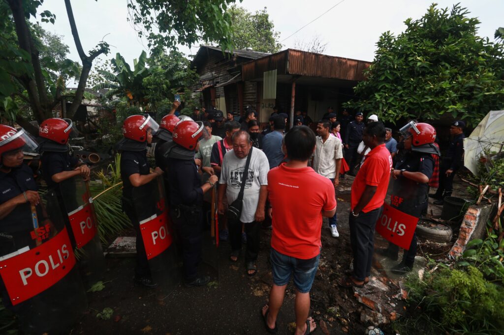 Perobohan Kampung Papan bertukar tegang