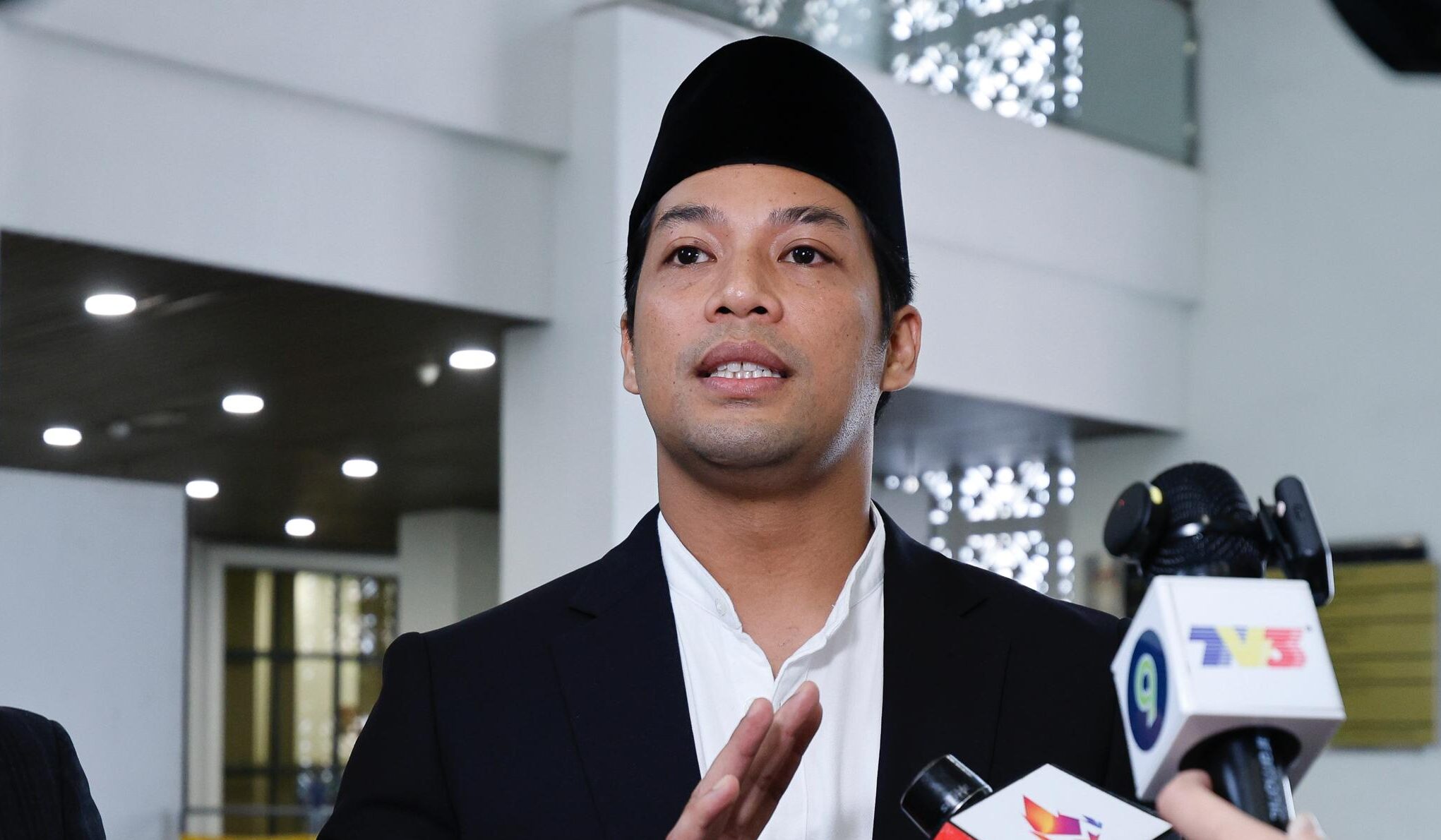 ‘Untuk orang yang cuba rapat.. Ingat, saya masih suami dia’