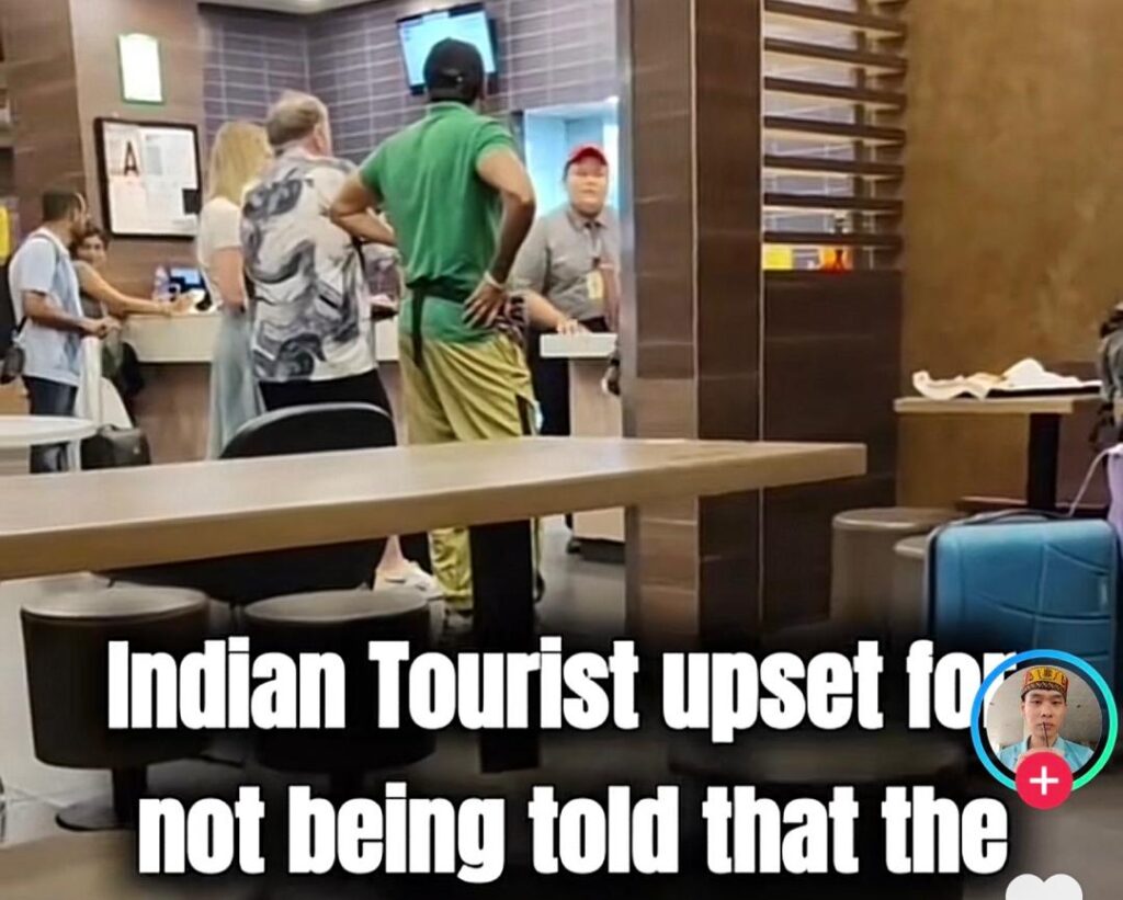 [VIDEO] Pelancong mengamuk tidak diberitahu beli burger daging lembu