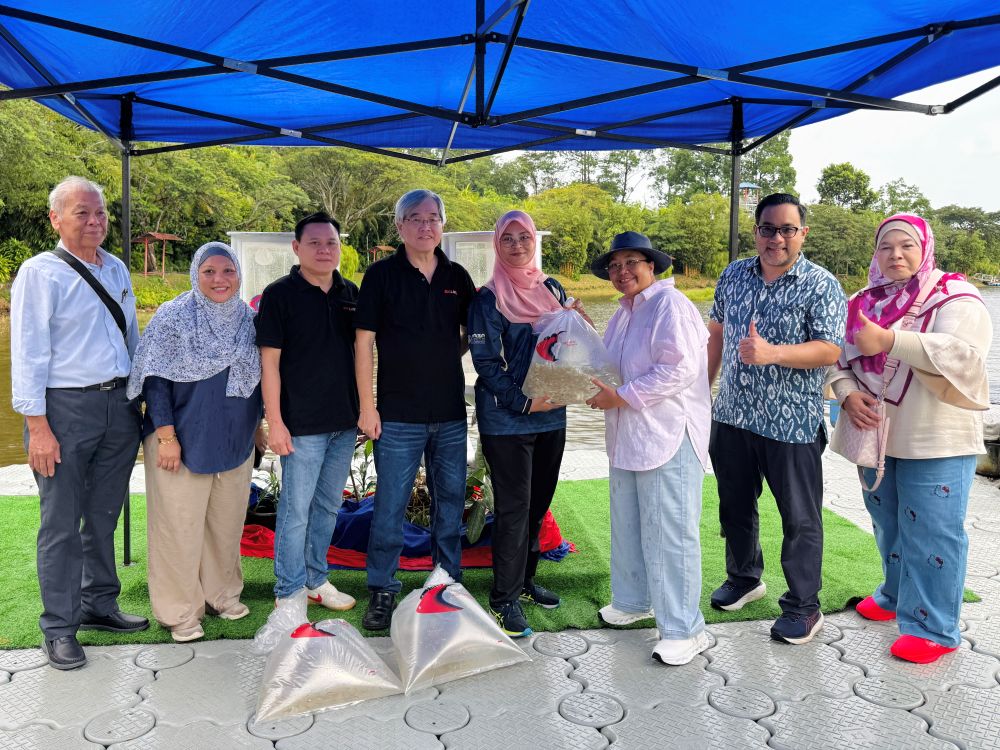 M K Land lepaskan 44,000 ekor benih ikan lampan di Tasik Bukit Merah