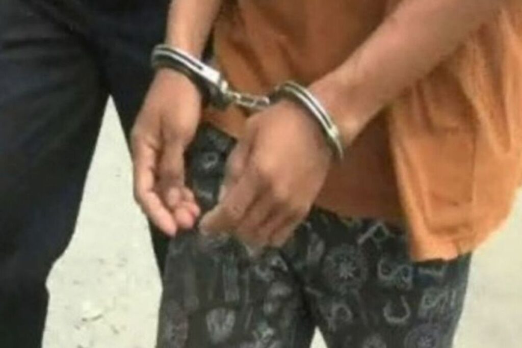 Pencuri lunyai dibelasah penduduk, seluar habis kena koyak