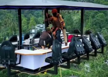 Pelanggan ‘sky-dining’ terpaksa turun guna tali