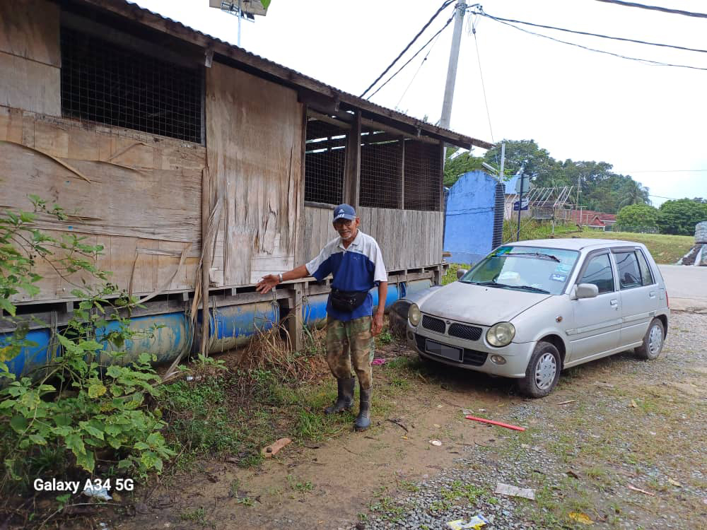 Banyak tong plastik petanda tengkujuh sudah hampir