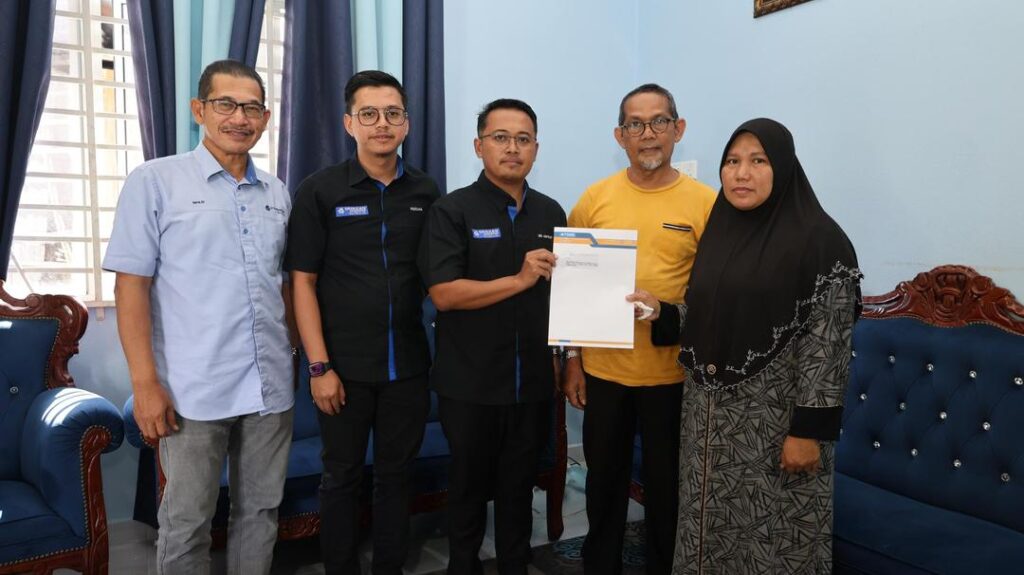 Waris dua pelajar maut kemalangan terima pampasan takaful YBR