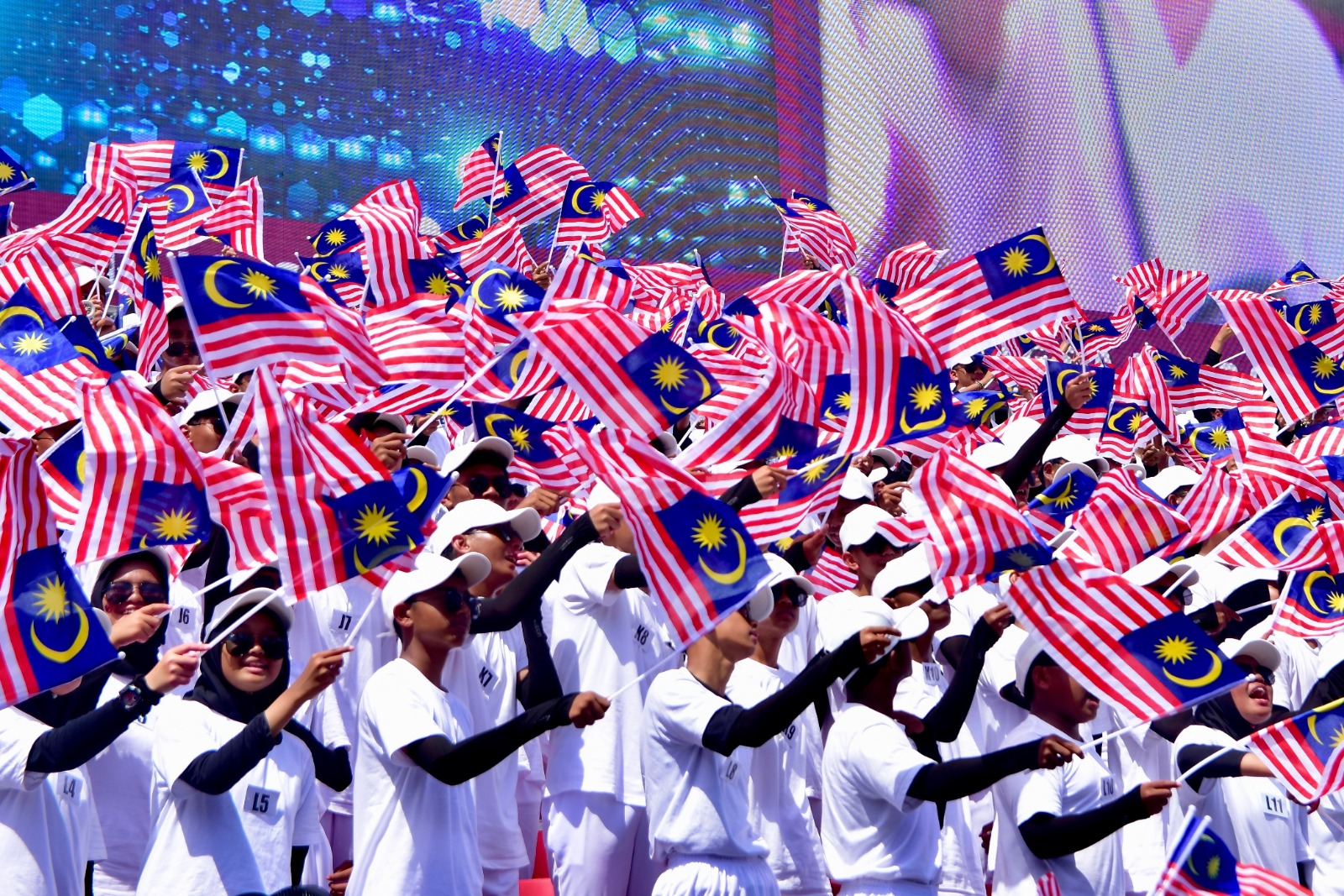 Baru guna ‘actually’, dah label BM tak standard