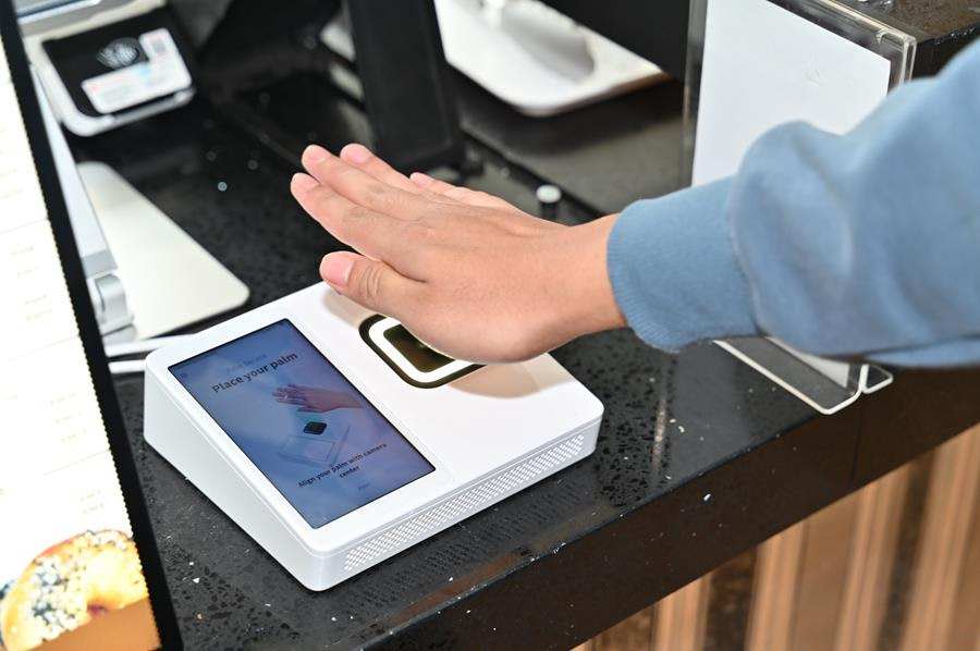 Teknologi pembayaran tapak tangan pertama di Malaysia